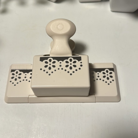 Martha Stewart Scalloped Lace Doily Edge Paper Lever Punch - Picture 3 of 7